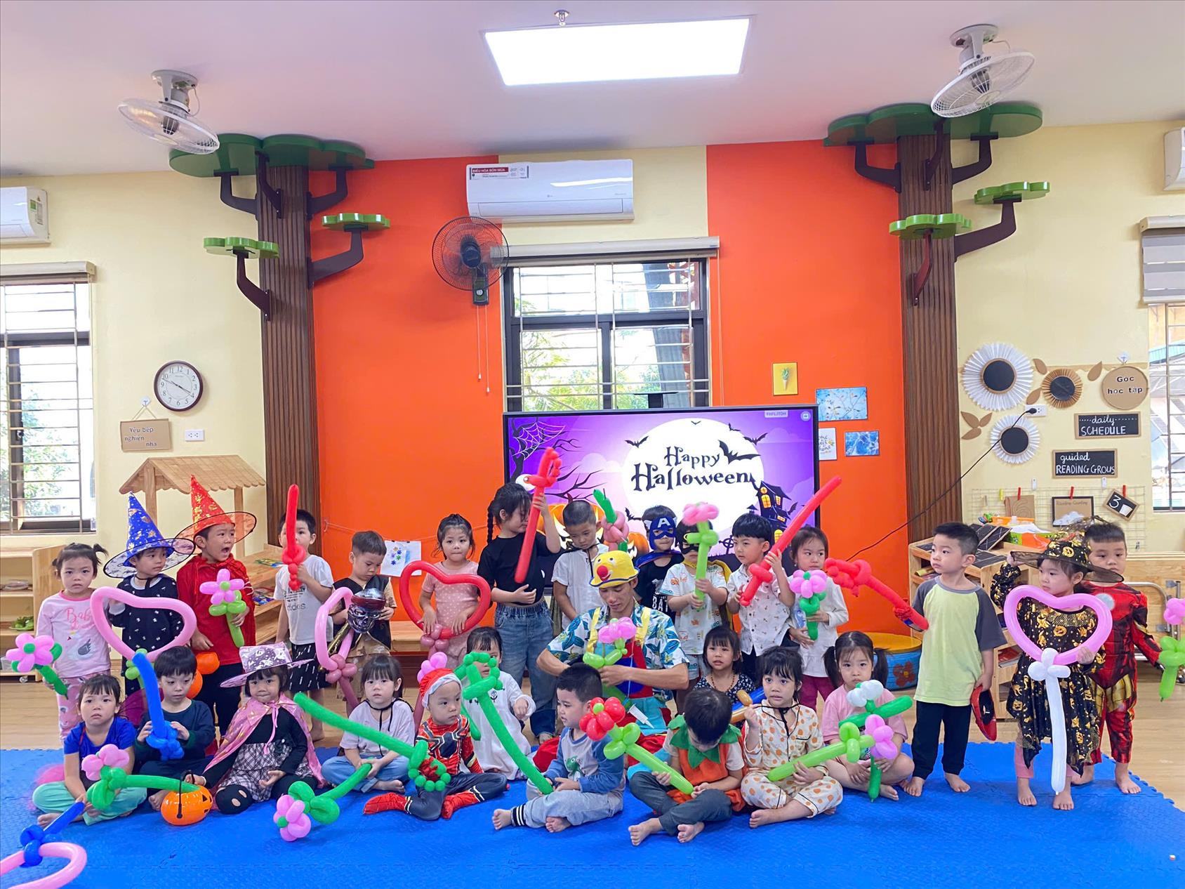 Lễ hội Halloween vui nhộn của các bé Mẫu giáo Nhỡ B2 .