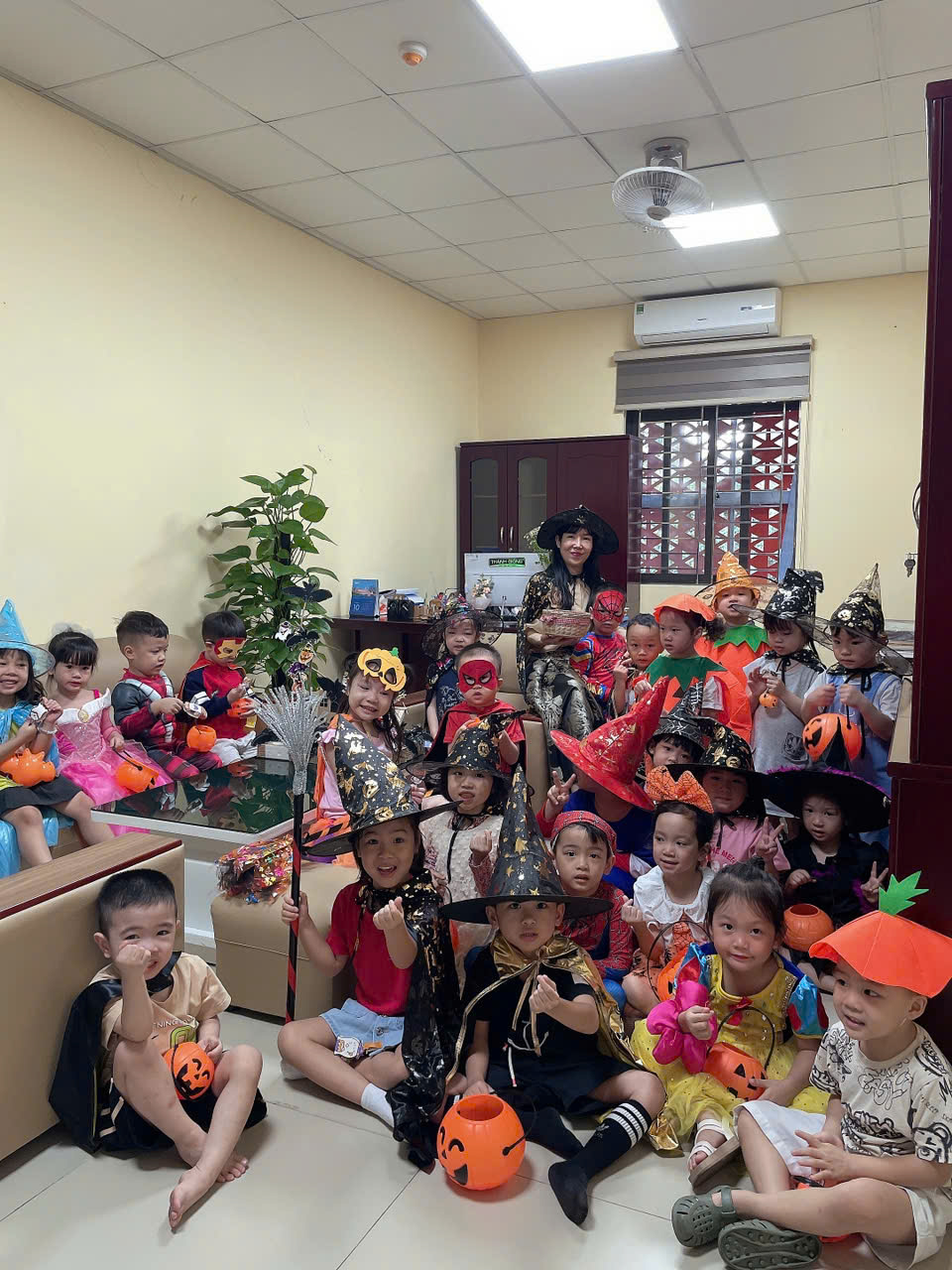 HOẠT ĐỘNG TRẢI NGHIỆM LỄ HỘI HALLOWEEN CỦA CÁC BÉ LỚP MGN B4