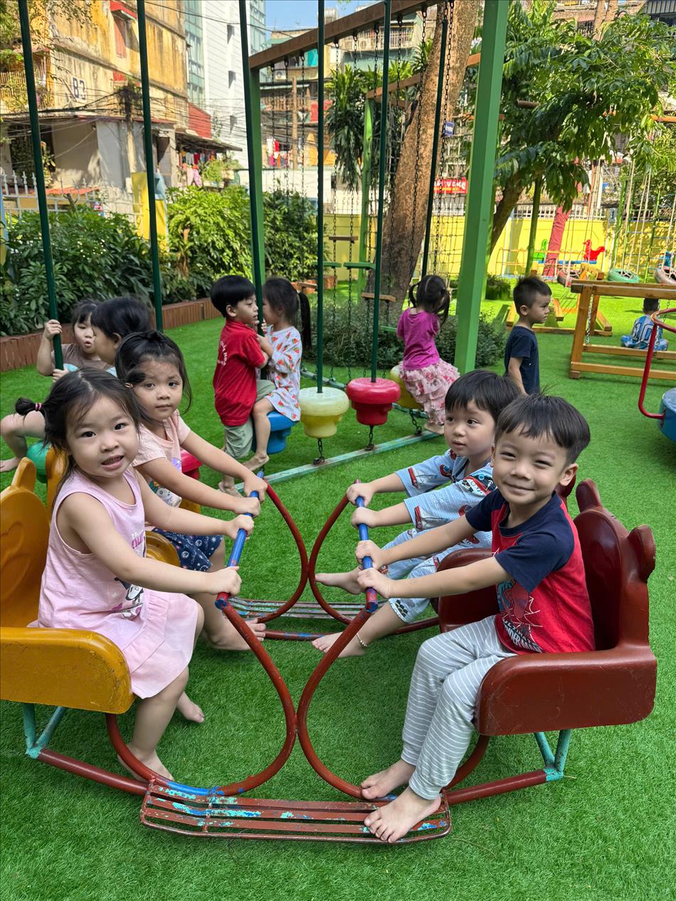 Hoạt động vui chơi ngoài trời của các bé lớp MGN B2