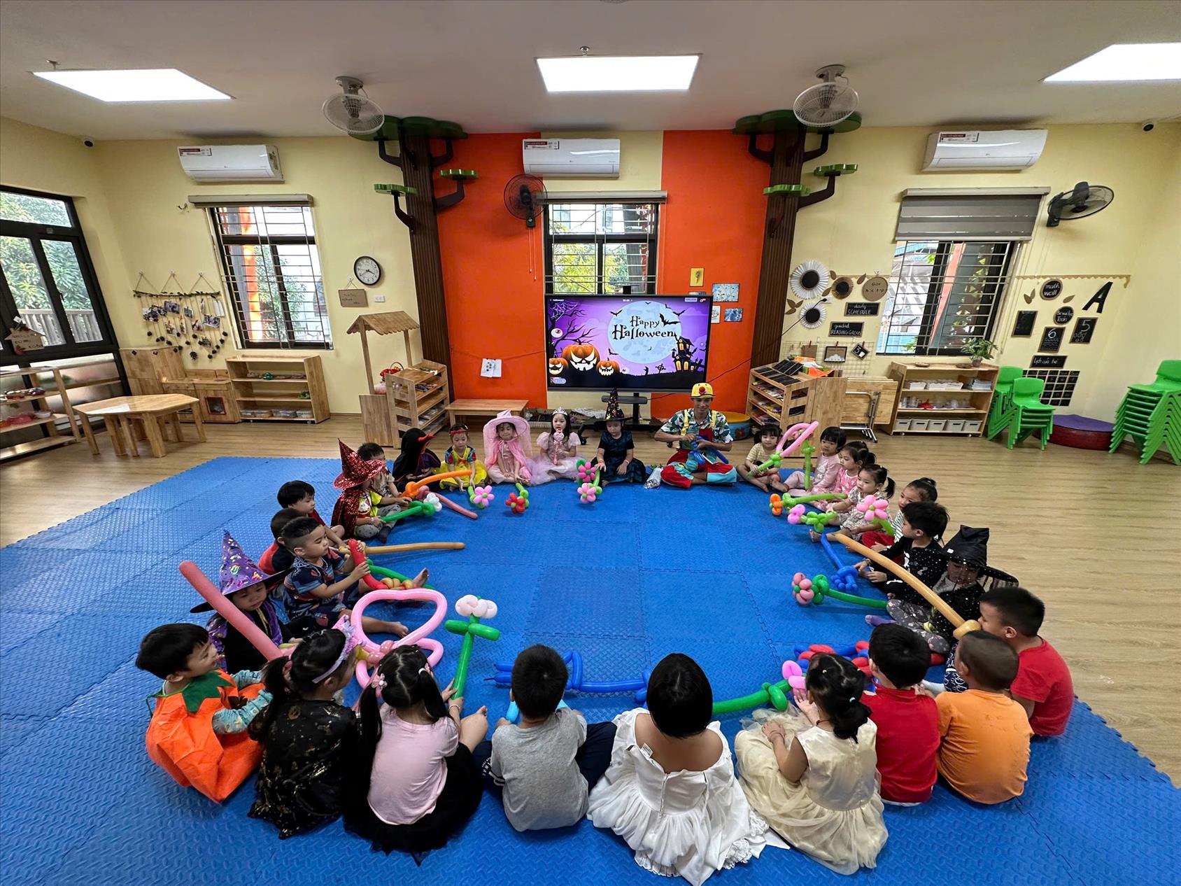 Hoạt động trải nghiệm" Halloween vui vẻ:" của các bé lớp MG nhỡ B1