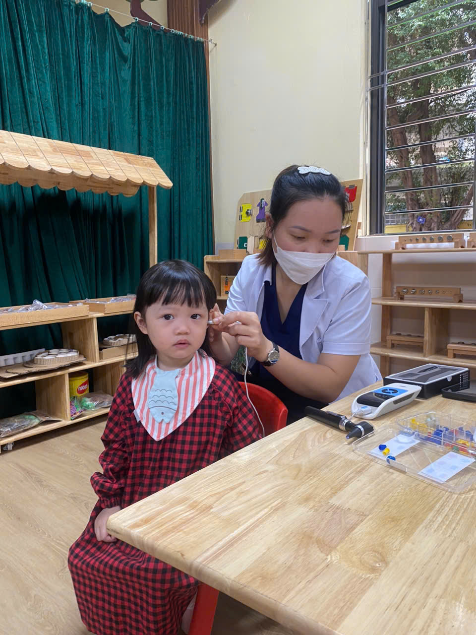 Trường mầm non Tuổi Hoa phối hợp với CDC thành phố Hà Nội, Chi cục dân số quận Ba Đình, Trung tâm y tế phường Giảng Võ tổ chức khám sàng lọc khiếm thính cho học sinh toàn trường