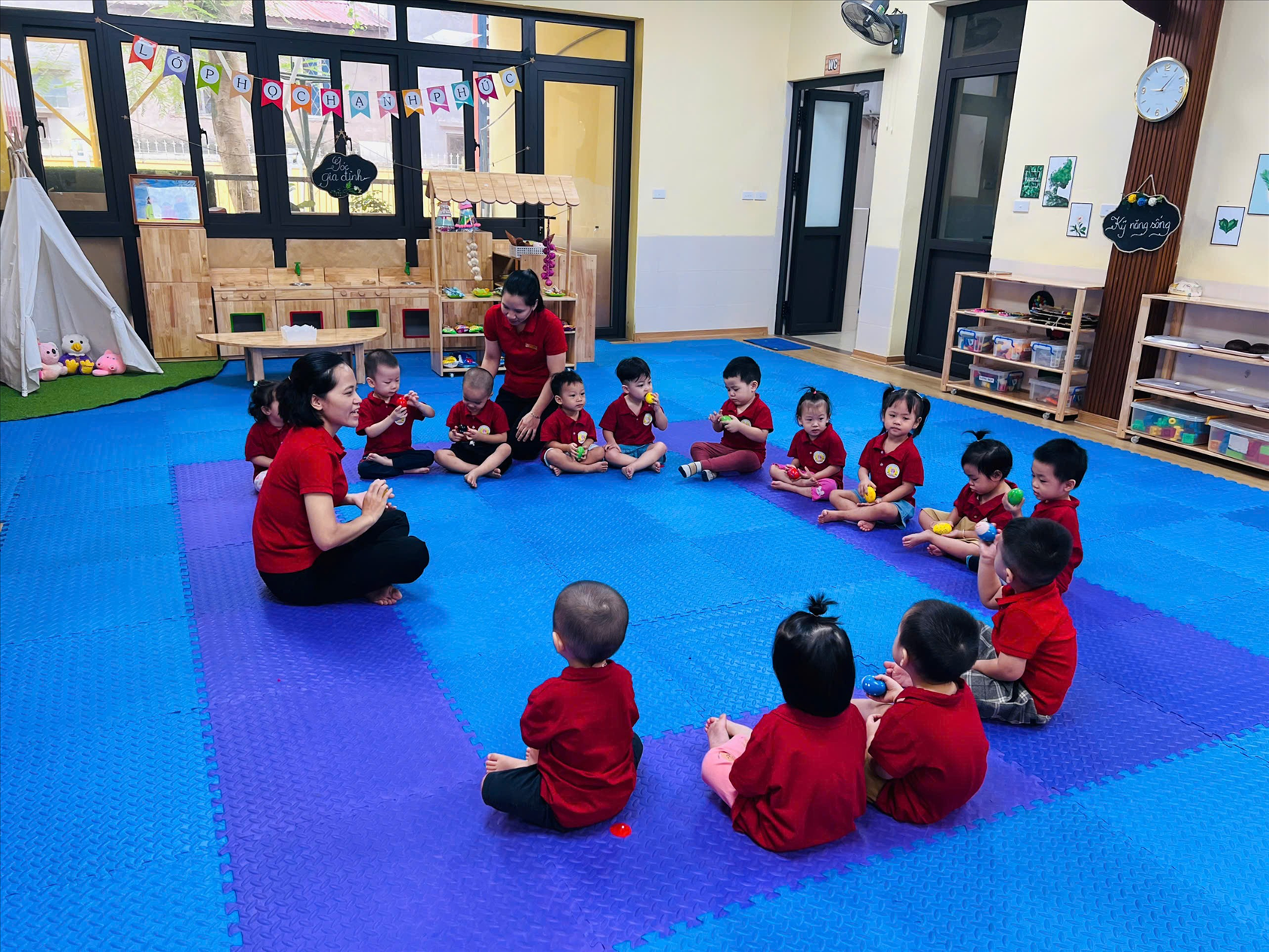 Hoạt động Âm nhạc “Bé làm quen với nhạc cụ trứng gỗ” Của các bạn lớp D2.