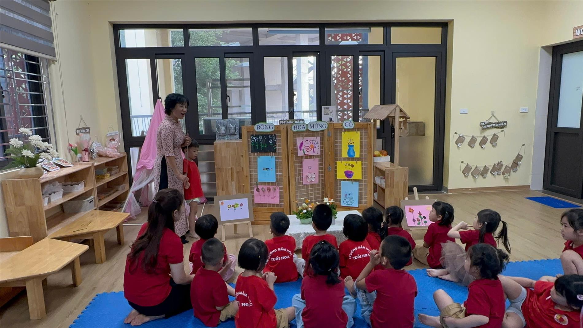 Cô Nguyễn Thị Thu Hà lớp MGN B2 tham gia hội thi Gv giỏi cấp trường với hoạt động động tạo hình - đề tài " Tạo hình hoa tặng cô "