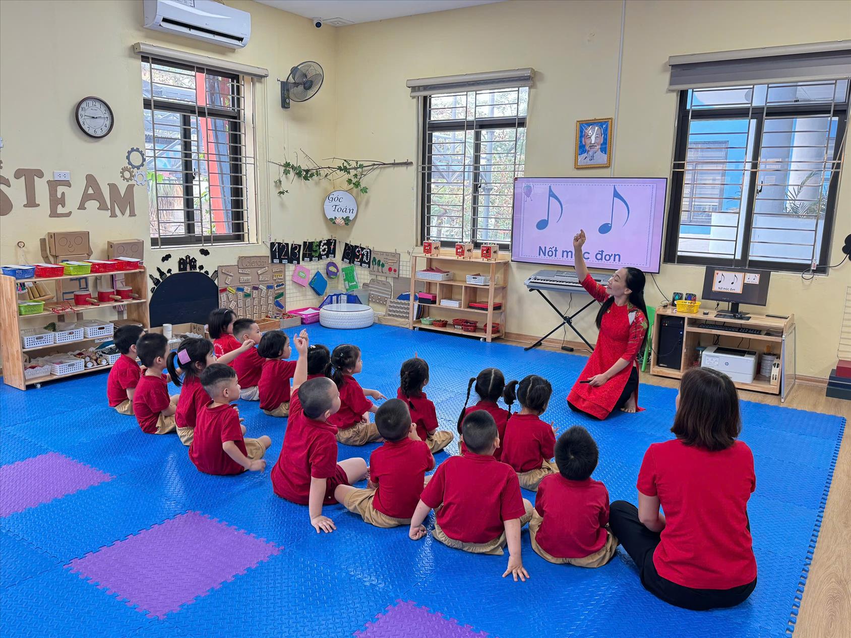 Các bé yêu lớp MGN B3 hào hứng tham gia  hoạt động Âm nhạc .