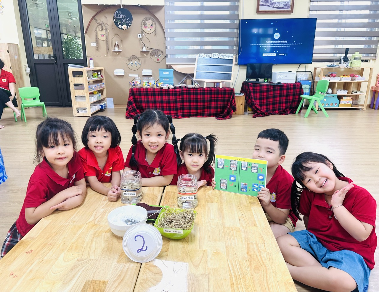 Cô trò lớp MGL A4 hào hứng tham gia hội thi giáo viên giỏi cấp trường