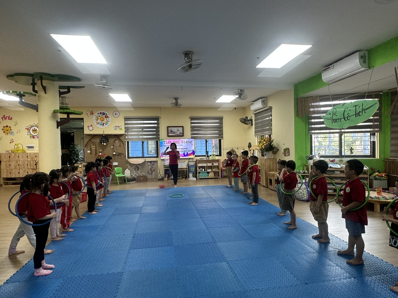 Cùng nhau đến với hoạt động "Ném đích ngang" của các bạn lớp MGL A4 nhé