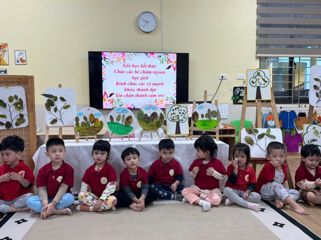 Cô và trò lớp MGB C3 với hoạt động tạo hình : Dán tranh lá cây mùa thu .