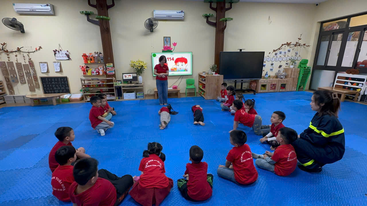Các bé lớp A1 hào hứng với hoạt động hướng dẫn "Kỹ năng thoát hiểm cho trẻ khi gặp hỏa hoạn"