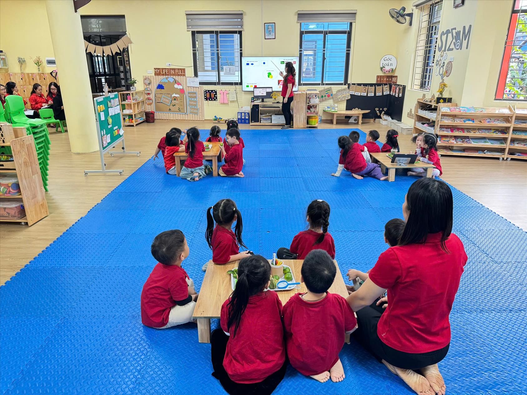 Cô  Dương  Huyền Trang lớp MGN B4 tham gia hội thi Gv giỏi cấp trường với hoạt động động “ Bé Khám Phá Quả Chanh ”