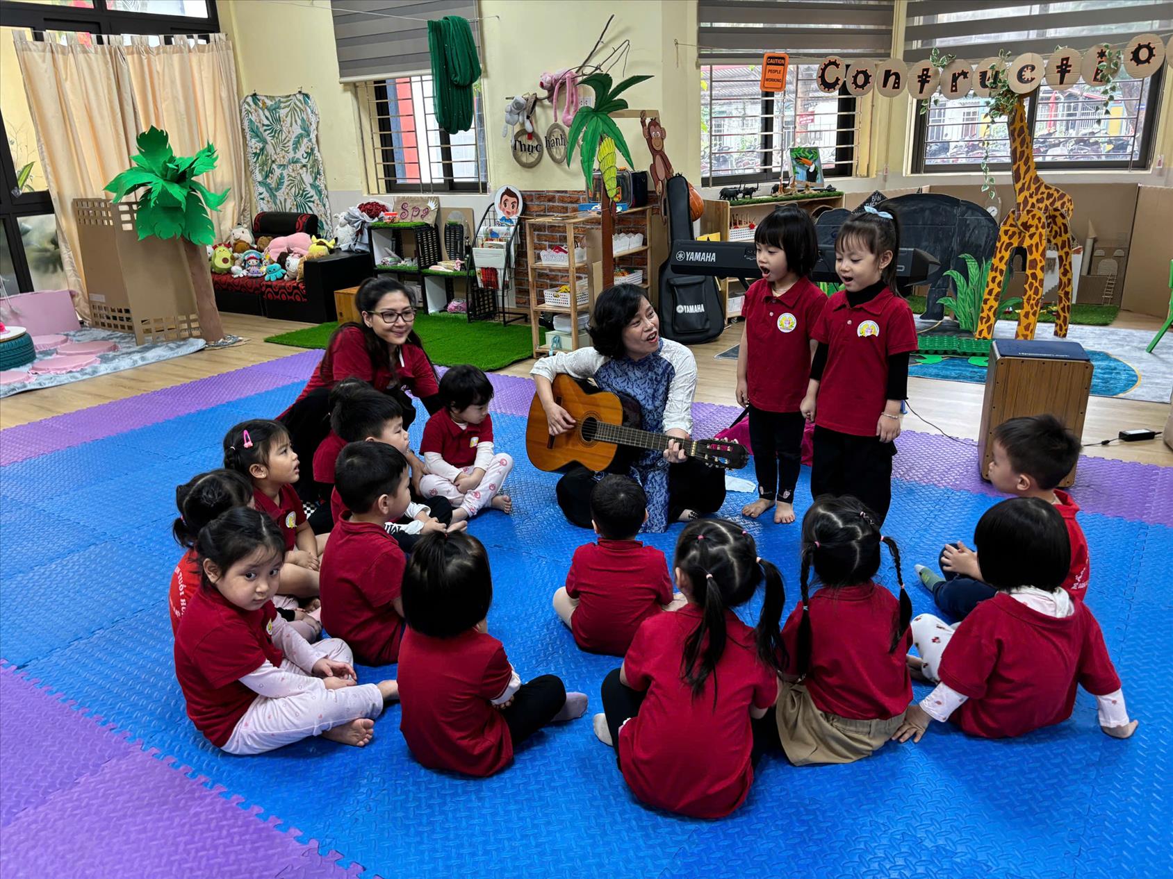 Cô giáo Chử Mai Hương với hoạt động cho trẻ lớp MGB C2 "làm quen với cách hát to- hát nhỏ"