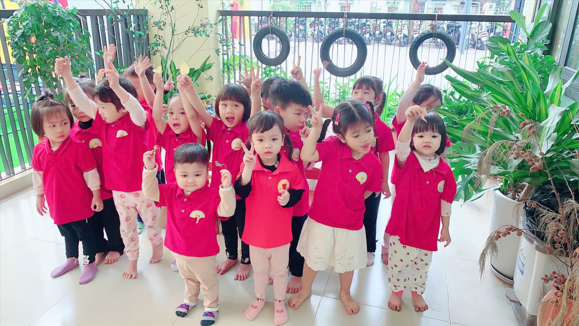 Cùng ngắm các bé lớp C2 chăm sóc góc thiên nhiên của bé nào!