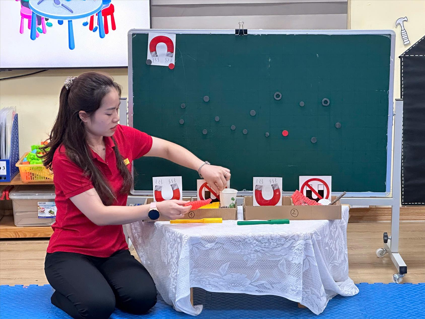 Cô và trò lớp B2 cùng nhau khám phá: Sự kì diệu của nam châm "
