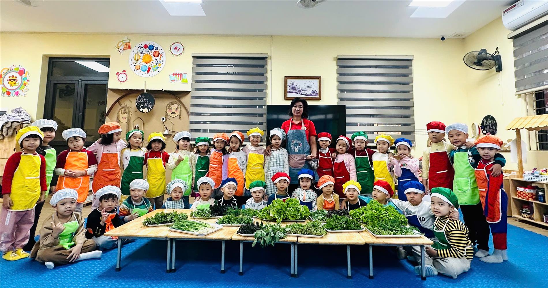 Một ngày thật vui và ý nghĩa của các bé lớp A4 Hoạt động : Khám phá về các loại rau thơm .