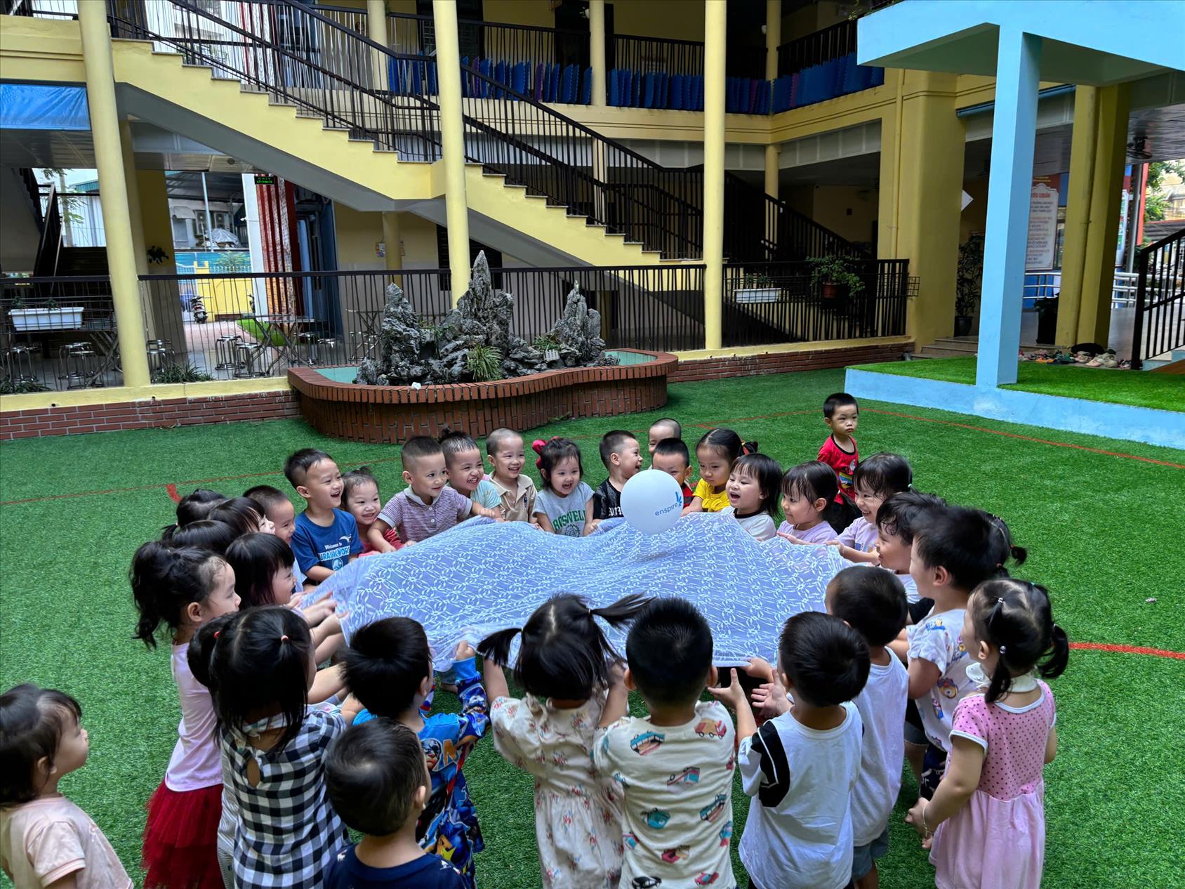 Hoạt Động trải nghiệm Tung Bóng Của Lớp Mẫu Giáo Bé C1