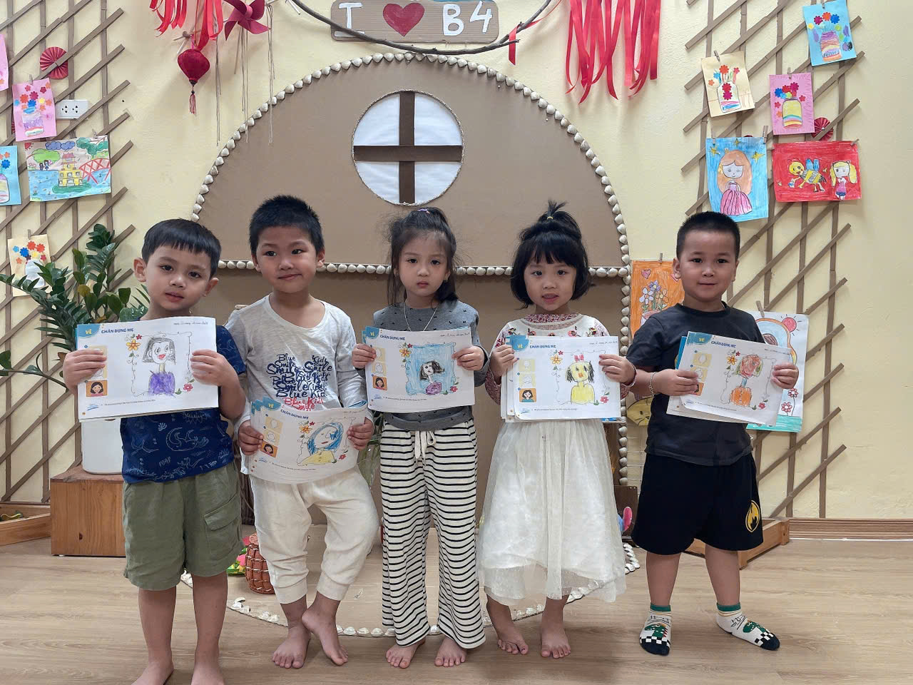 Cùng các bé lớp B4 vẽ chân dung mẹ.