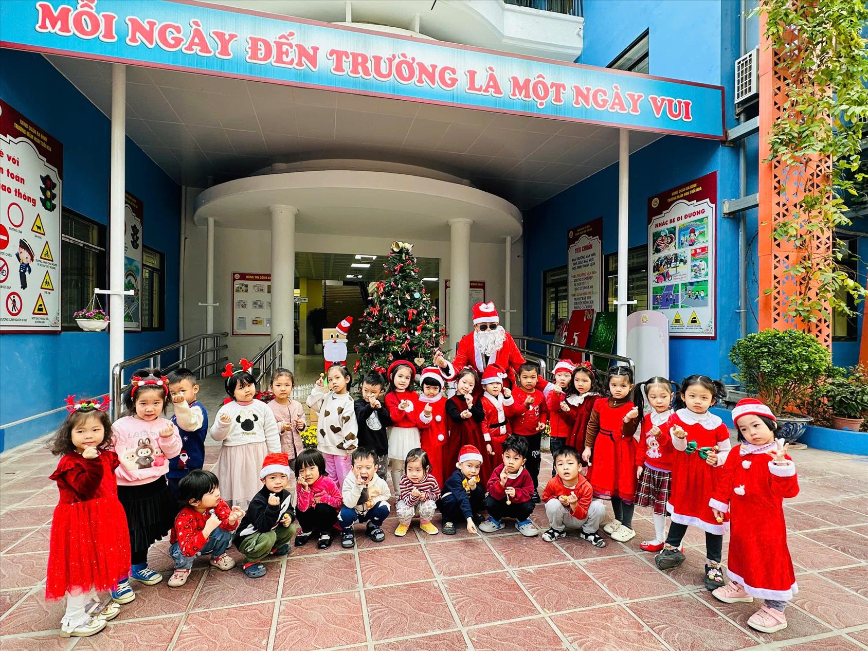 Các bé lớp MGN B1 vui đón Giáng sinh và chào đón năm mới 2025