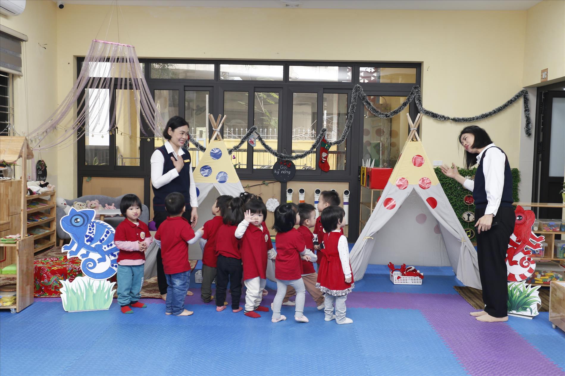 Các bé lớp nhà trẻ D1 tham gia hoạt động kiến tập cho các Trường MN trong Quận Ba Đình