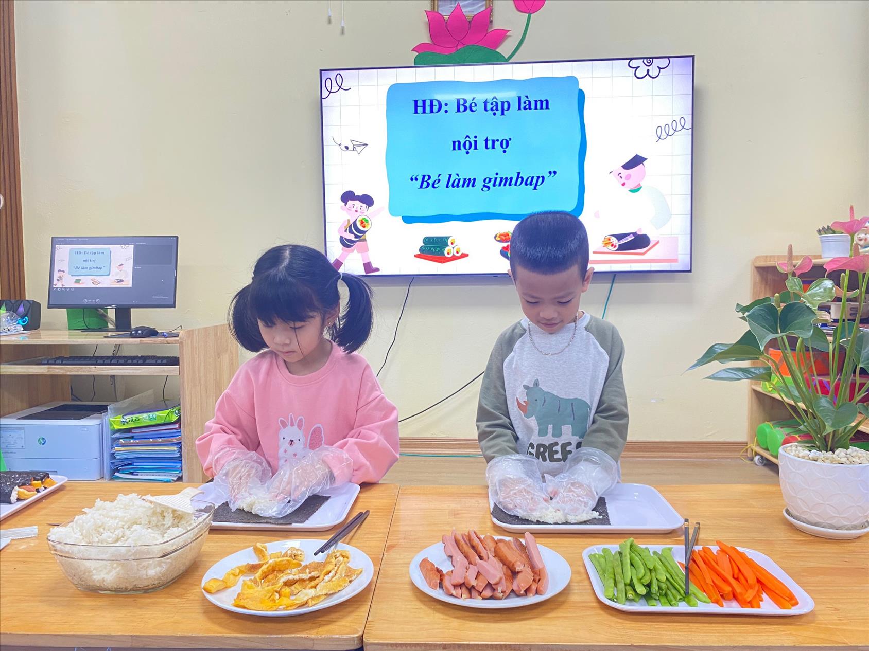 Các bạn nhỏ lớp A1 hào hứng với hoạt động bé tập làm nội trợ "Làm kimbap"
