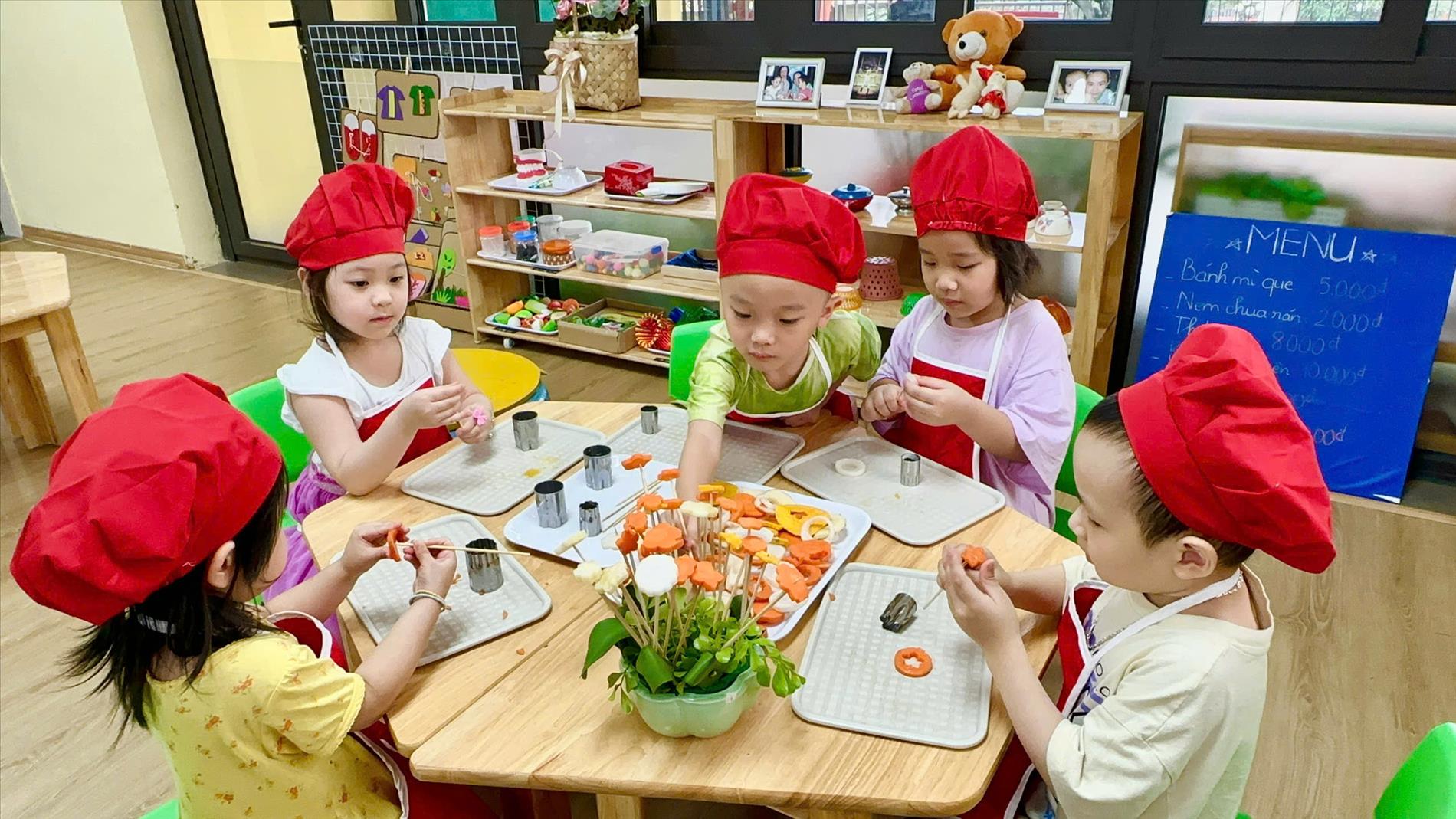 Hoạt động trải nghiệm cắt tỉa hoa từ rau củ của các bạn lớp Mẫu giáo nhỡ B1
