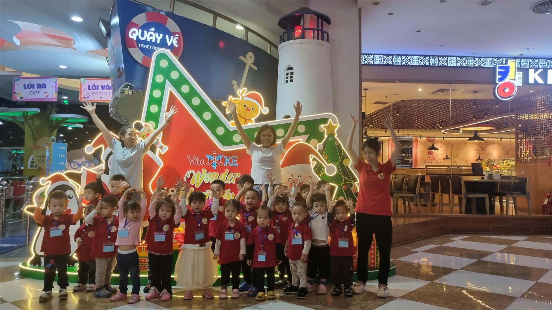 Buổi ngoai khóa đầu tiên của các em bé lớp nhà trẻ D2 đi tham quan tại khu vui chơi Vinke