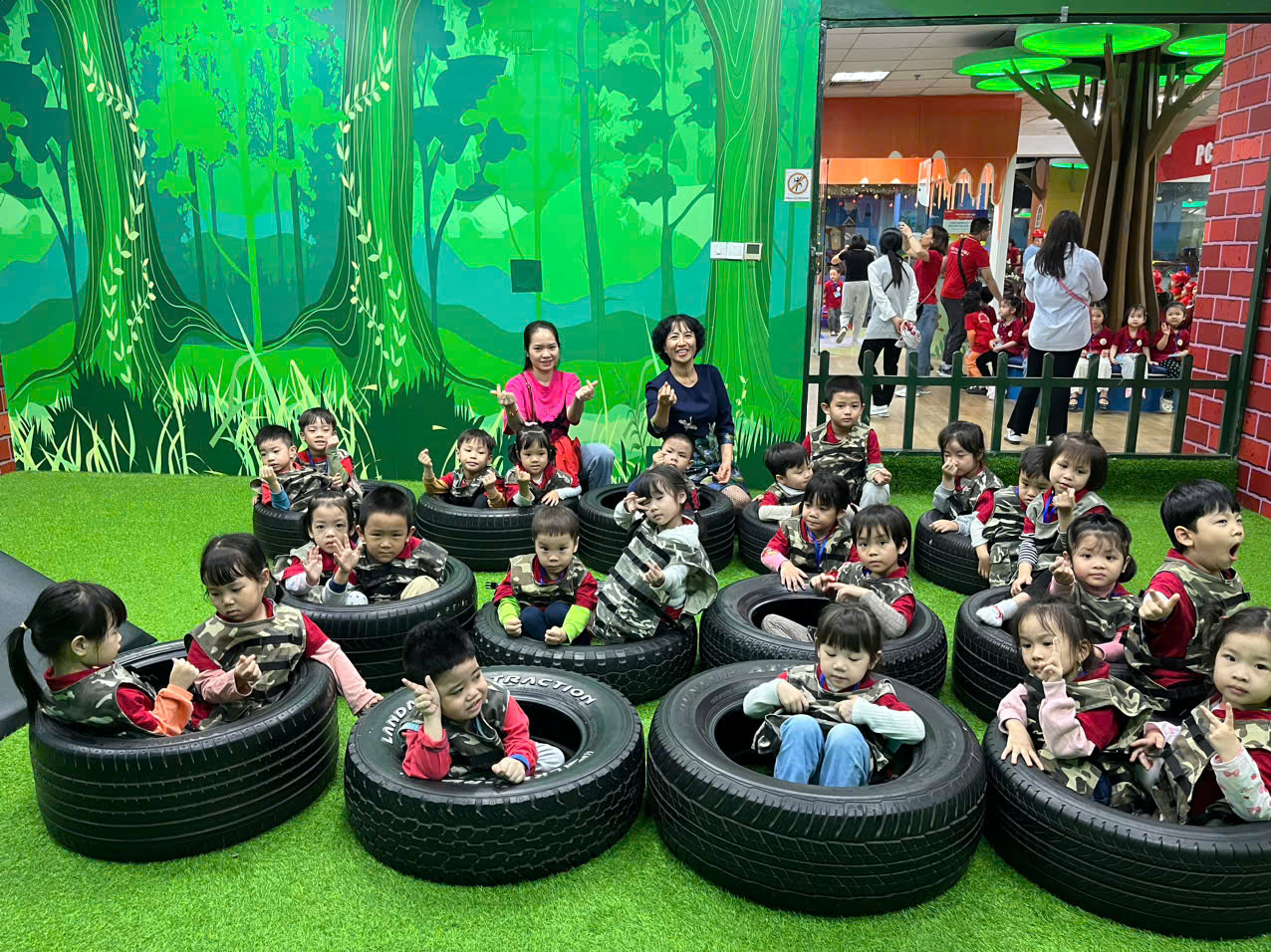 Hoạt động trải nghiệm tại khu vui chơi Vinke của các bé lớp mẫu giáo nhỡ B2
