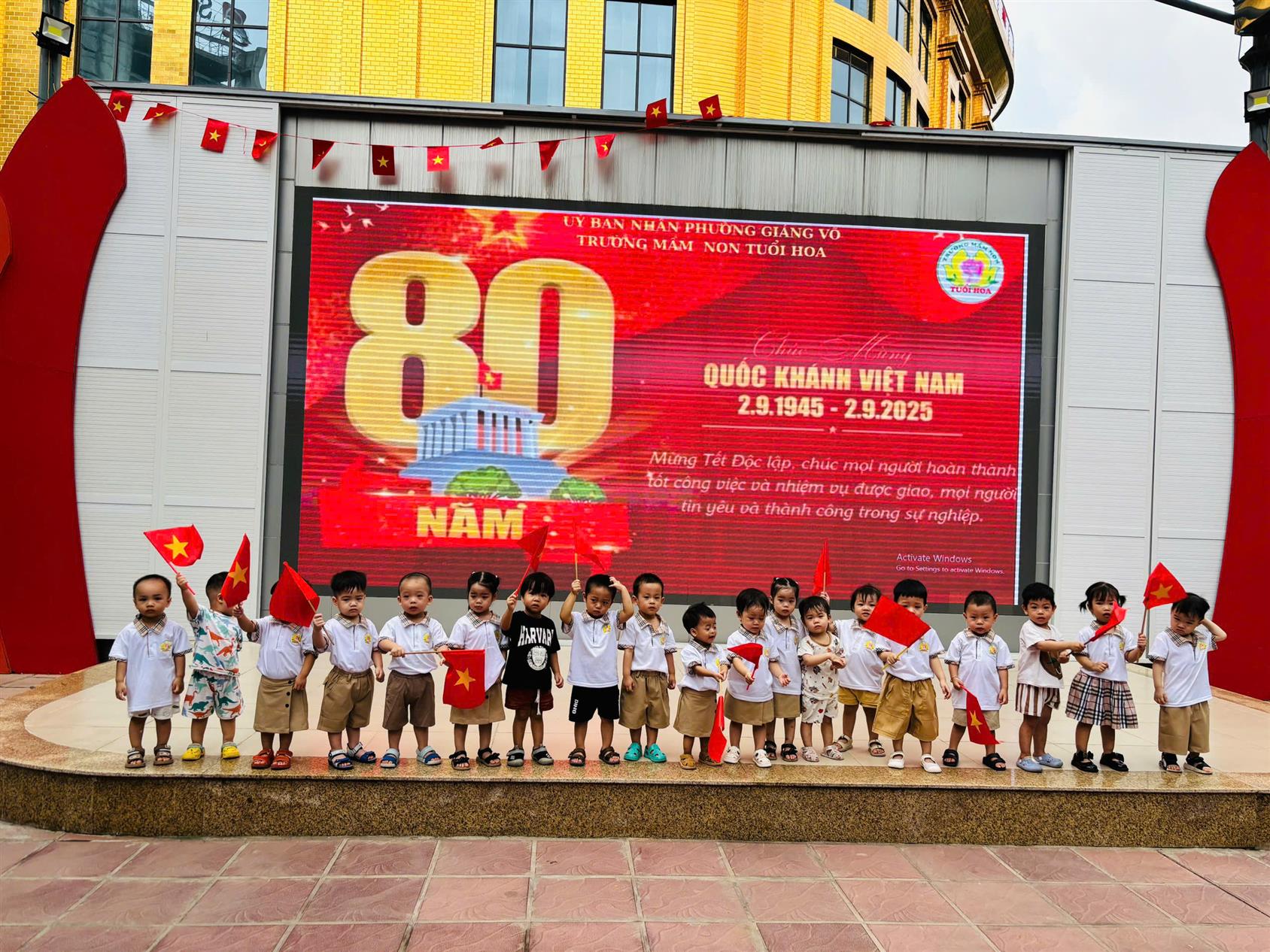 Các bé lớp Nhà trẻ D2 hân hoan chào mừng "Kỷ niệm 80 năm Quốc khánh 2/9"