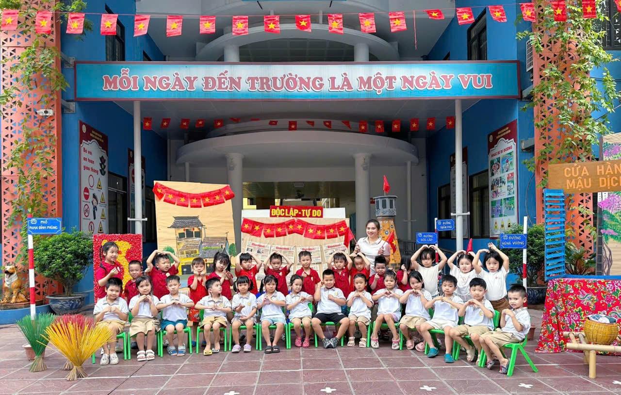 Niềm vui của các bạn nhỏ lớp A2 trong ngày Quốc Khánh 2/9