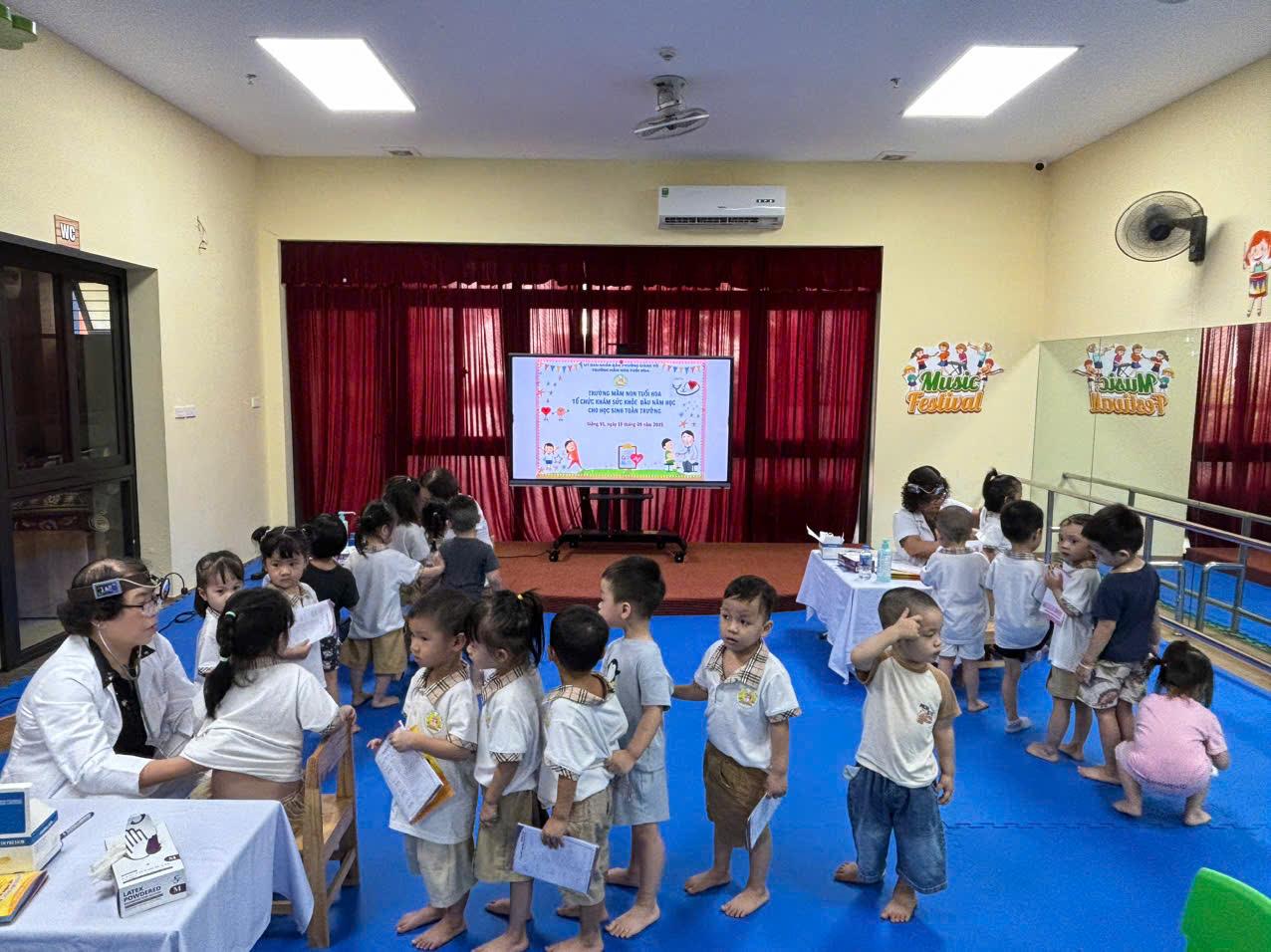 Các bé lớp mẫu giáo bé C2 - trường mầm non Tuổi Hoa tham gia khám sức khỏe đầu năm học - Khỏe để vui tới trường mỗi ngày .
