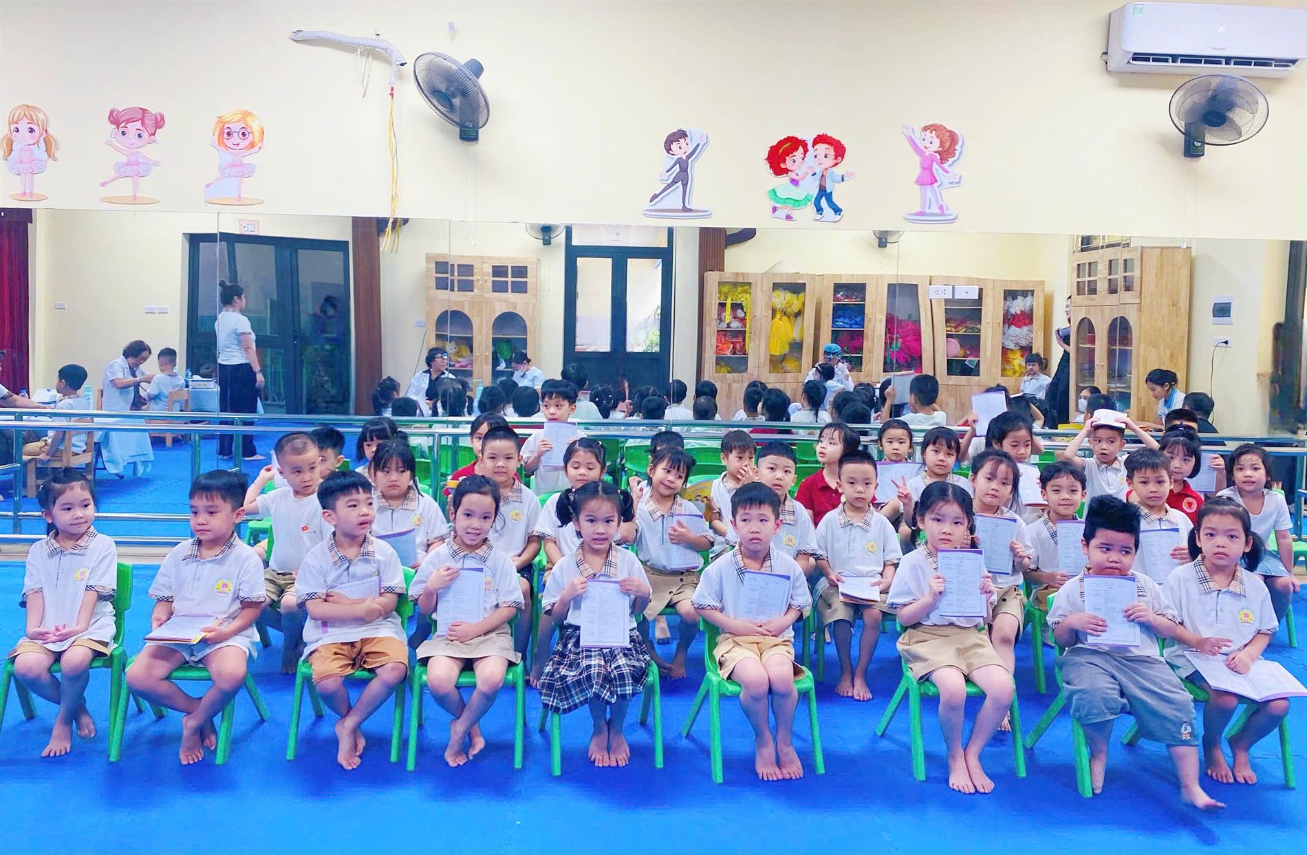 Các bạn nhỏ lớp lớn  A2 hào hứng khám sức khỏe đầu năm