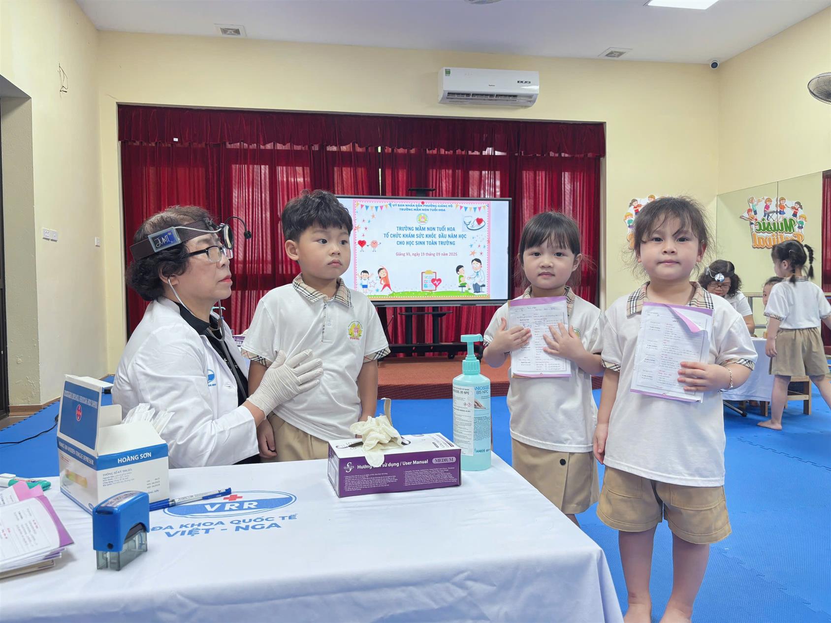 Các con học sinh lớp mẫu giáo nhỡ B1 khám sức khỏe đầu năm học.