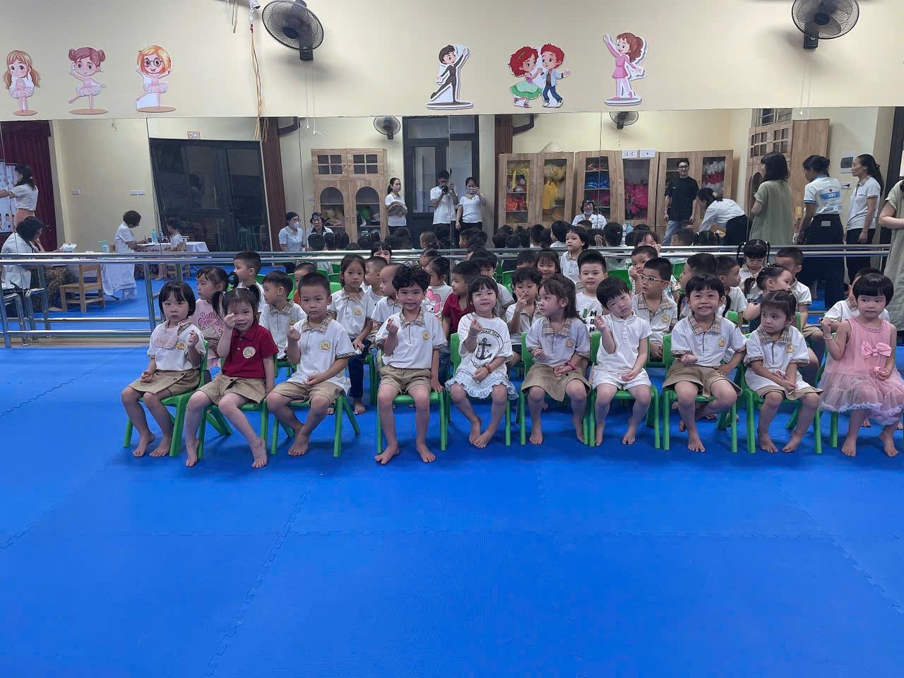 Các bé lớp mẫu giáo nhỡ B3 tham gia khám sức khoẻ đầu năm học!