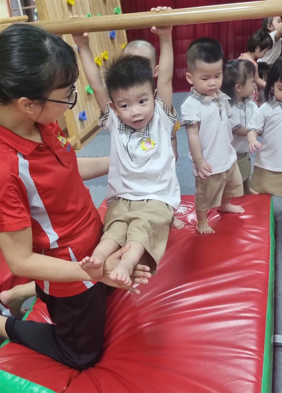Cùng các bé yêu lớp Nhà trẻ D3 trải nghiệm môn GYMKID!