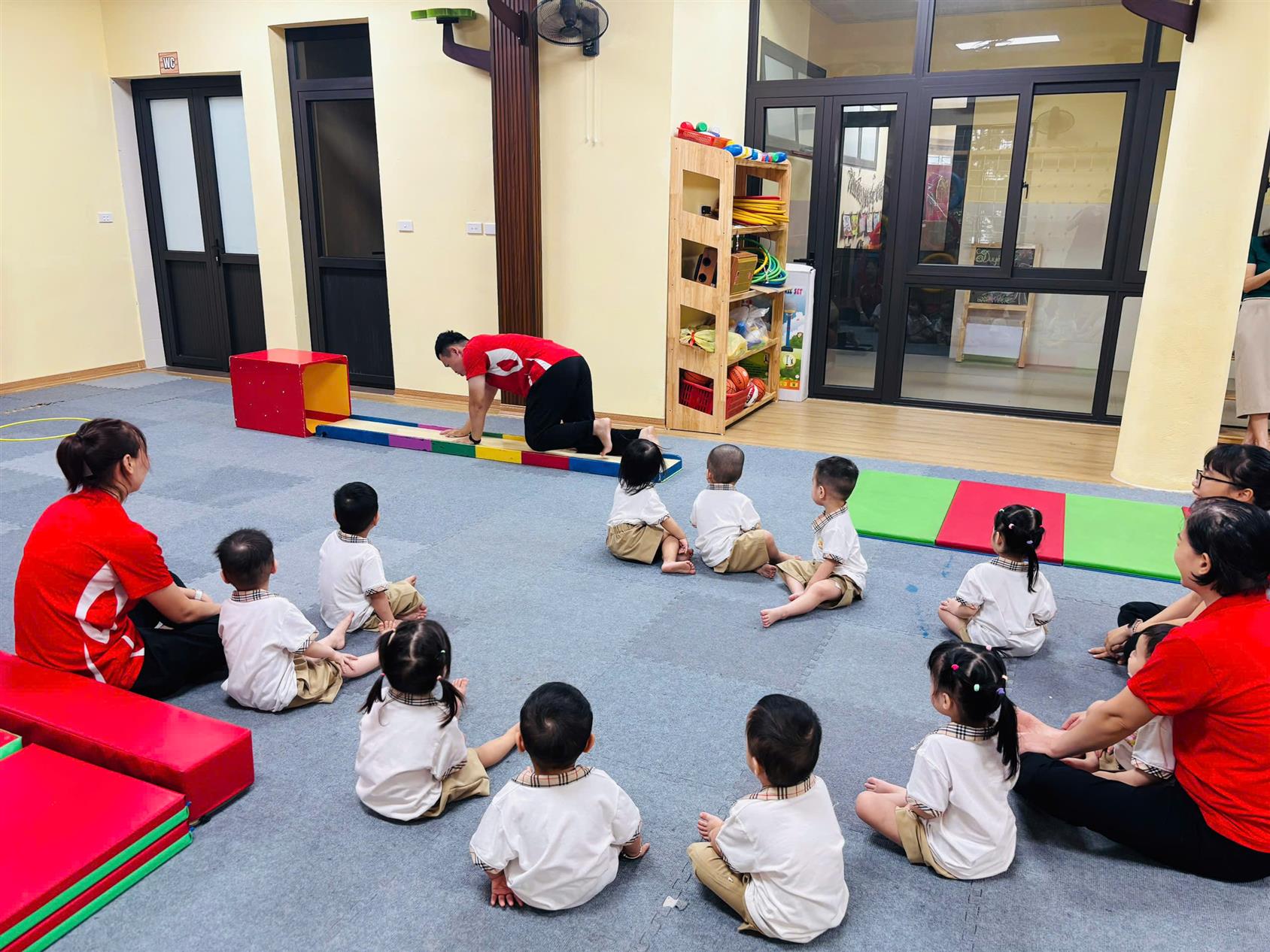 Các Bé  lớp nhà trẻ D2 Mầm non Tuổi Hoa Giảng Võ hào hứng tham gia trải nghiệm môn GYMKID.