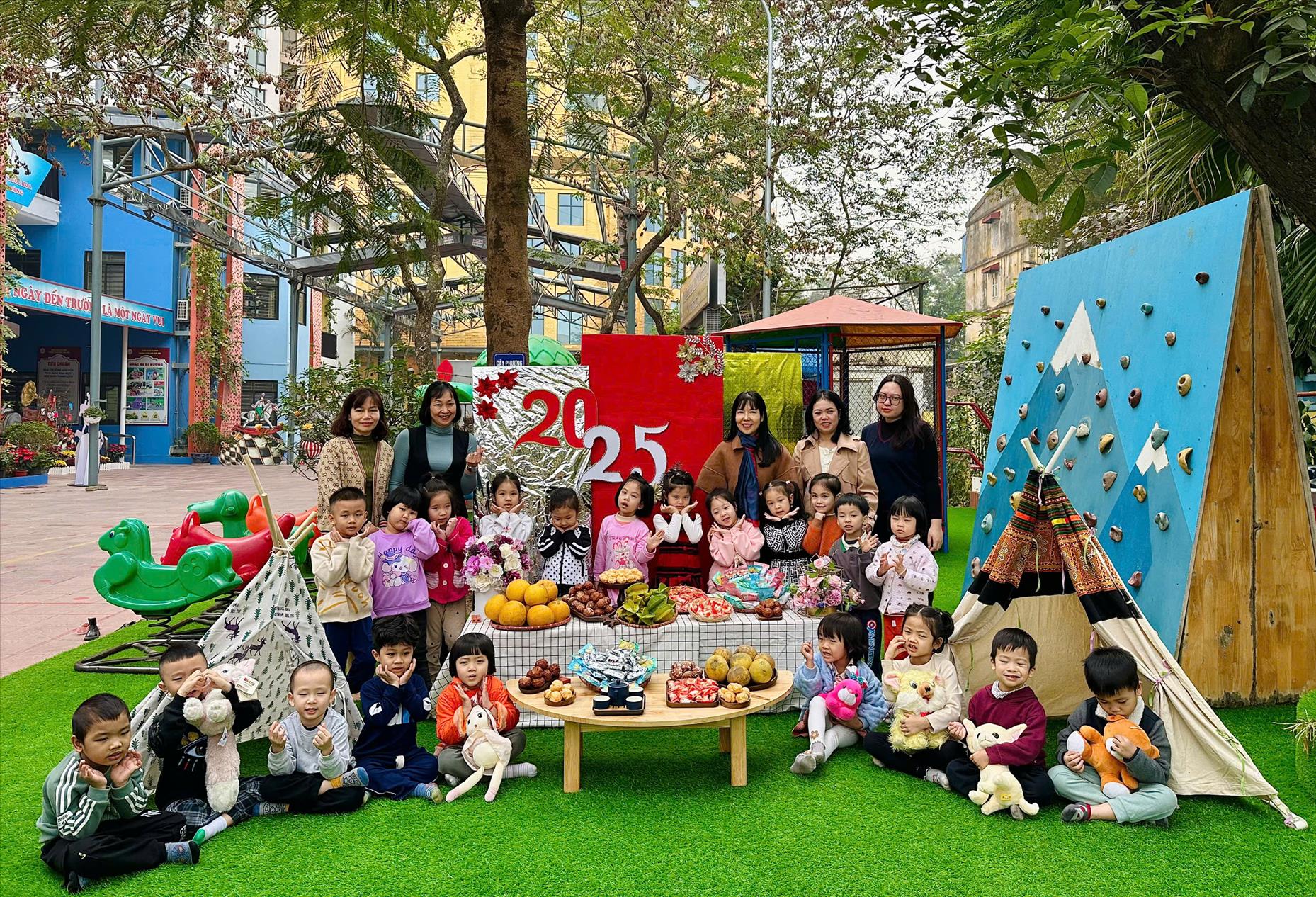 Tiệc trà mùa xuân của các bé lớp nhỡ  B1 trường mầm non Tuổi Hoa