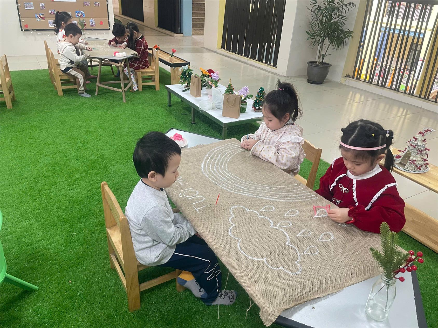 Hoạt động trải nghiệm khu sáng tạo nghệ thuật với chủ đề “Nghệ thuật thêu thùa, đan tết” của các bé MGN - B1.