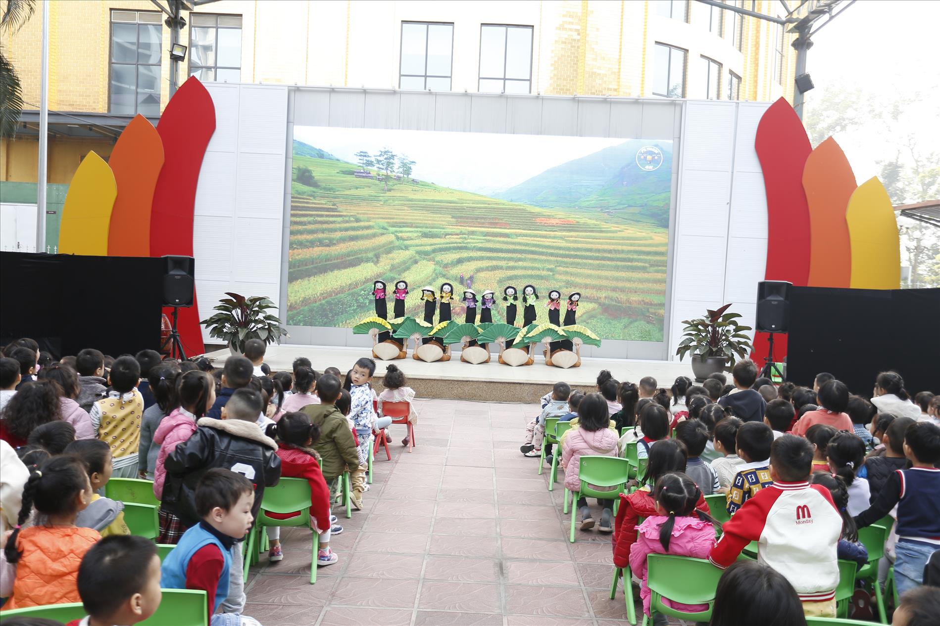 Các bé lớp B1 vui mừng tham gia “Chương trình nghệ thuật đặc sắc chào năm mới 2025”