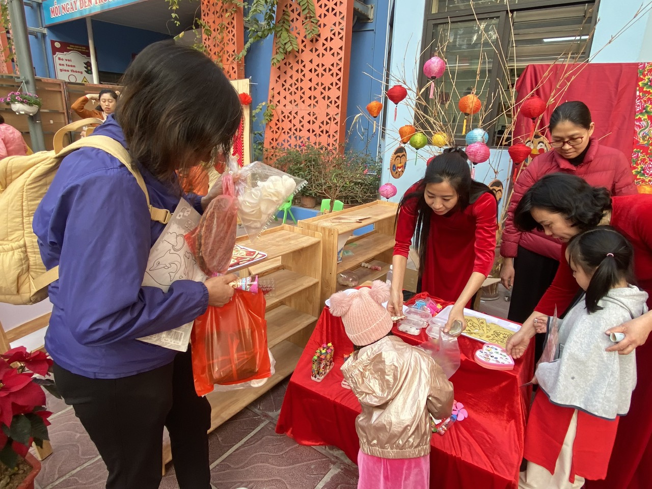 Tưng bừng tham gia hội chợ Xuân Ất Tỵ cùng các bé lớp Mẫu giáo bé C3