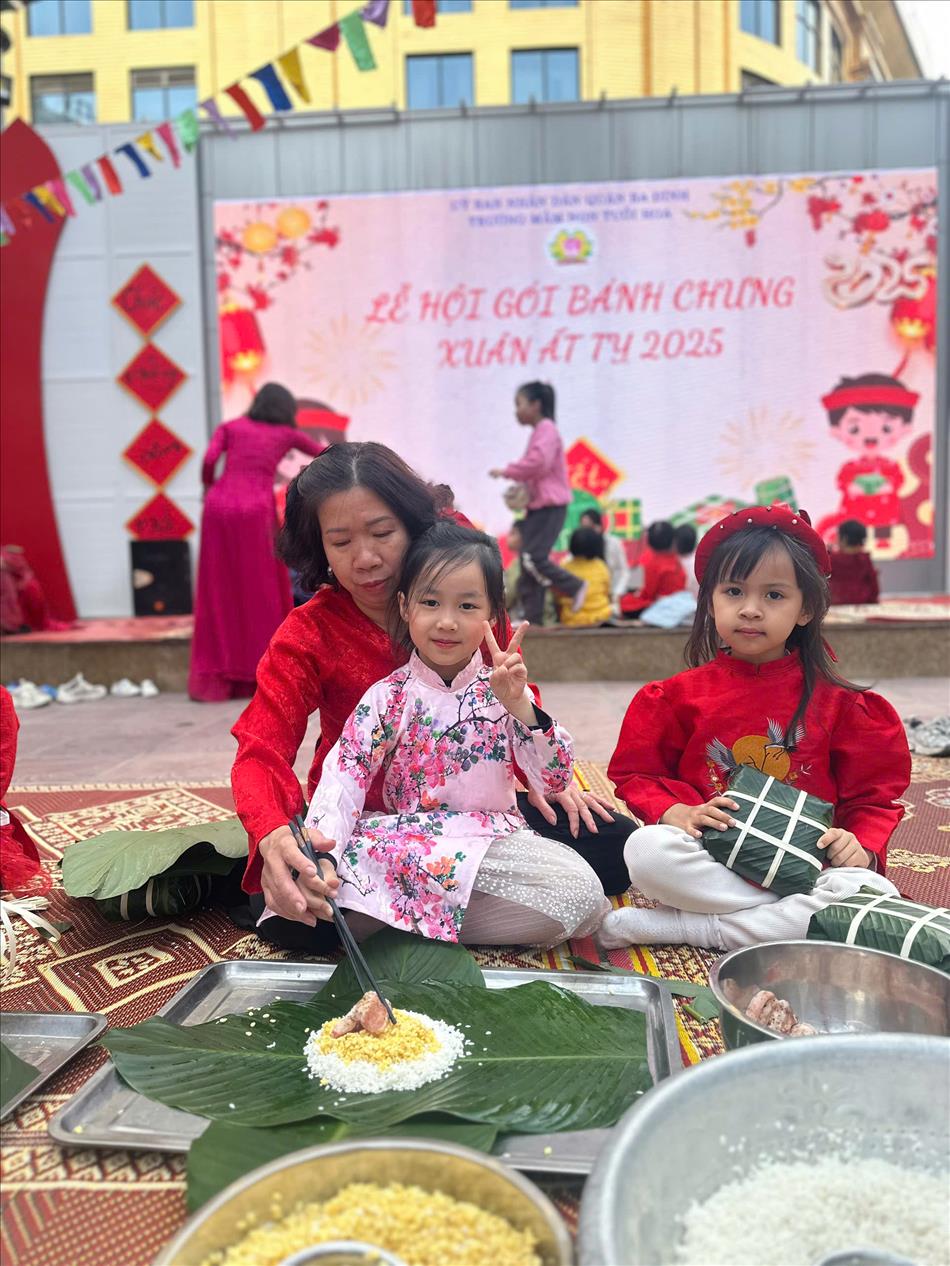 Các bạn nhỏ lớp A2 tham gia " Lễ hội gói bánh chưng "
