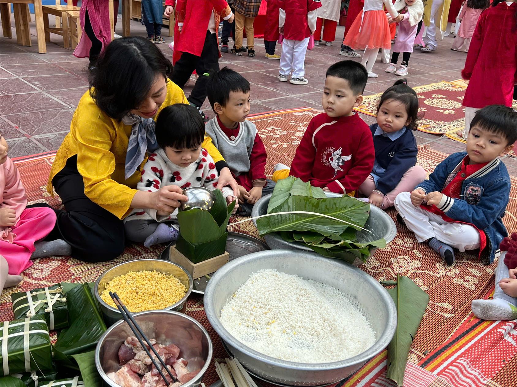 Cùng các bé lớp C1 tham dự lễ hội gói bánh chưng tại trường mầm non Tuổi Hoa!