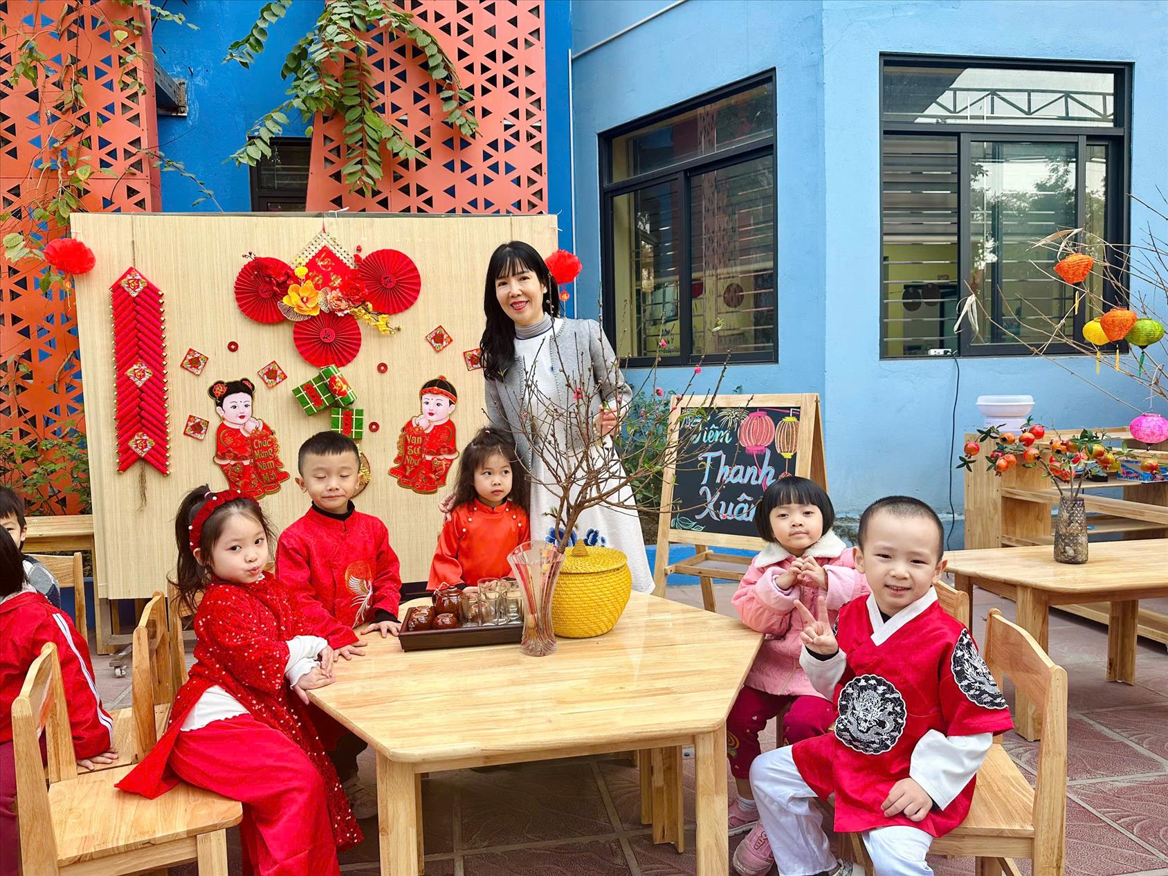 Các bé lớp MG nhỡ B1 tham gia hội chợ Xuân Ất Tỵ