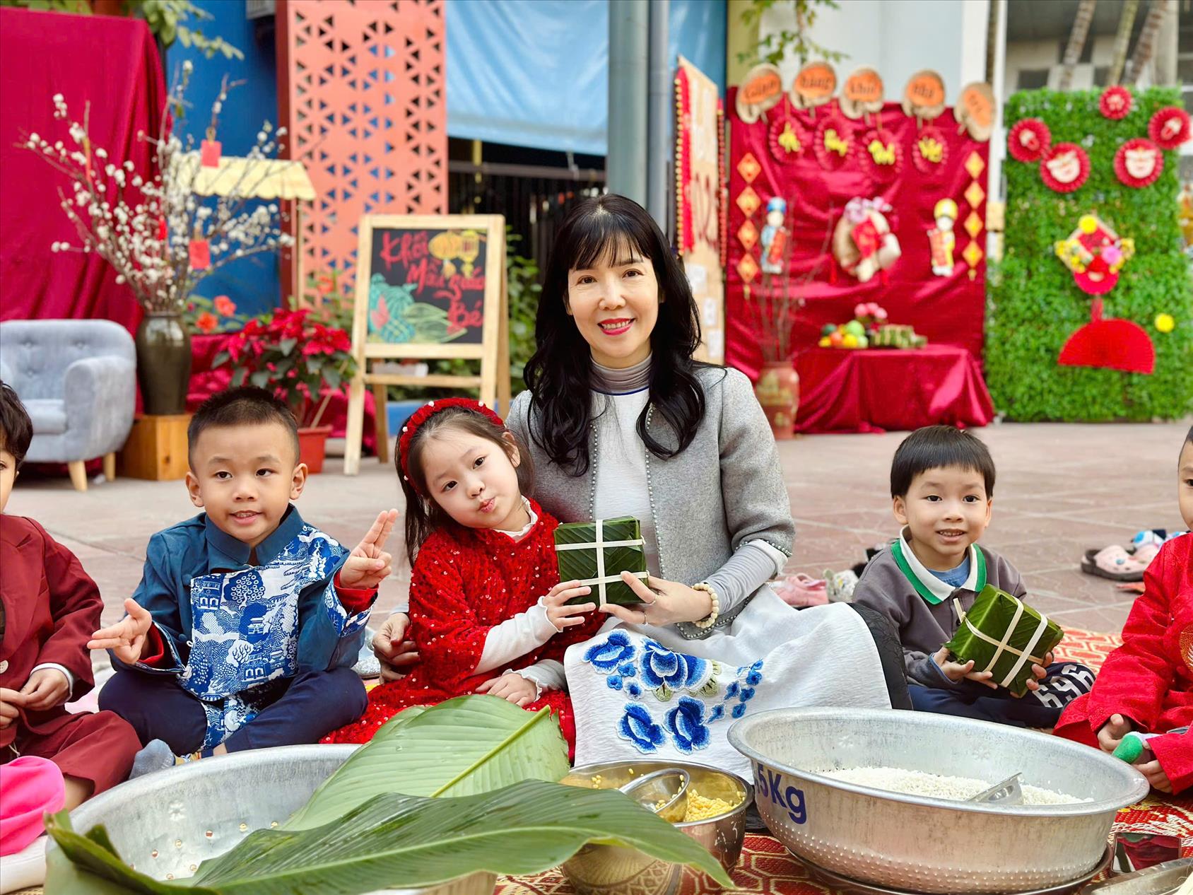 Lớp MG nhỡ B1 tham gia " Lễ hội gói bánh chưng"