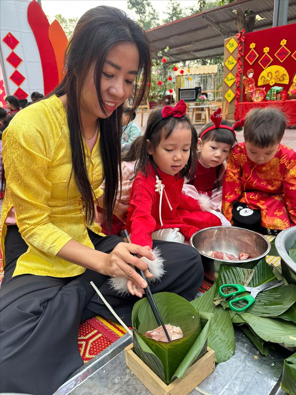 Các bạn nhỏ lớp mẫu giáo nhỡ B2 tham gia "Lễ hội gói bánh chưng" tại trường mầm non Tuổi Hoa