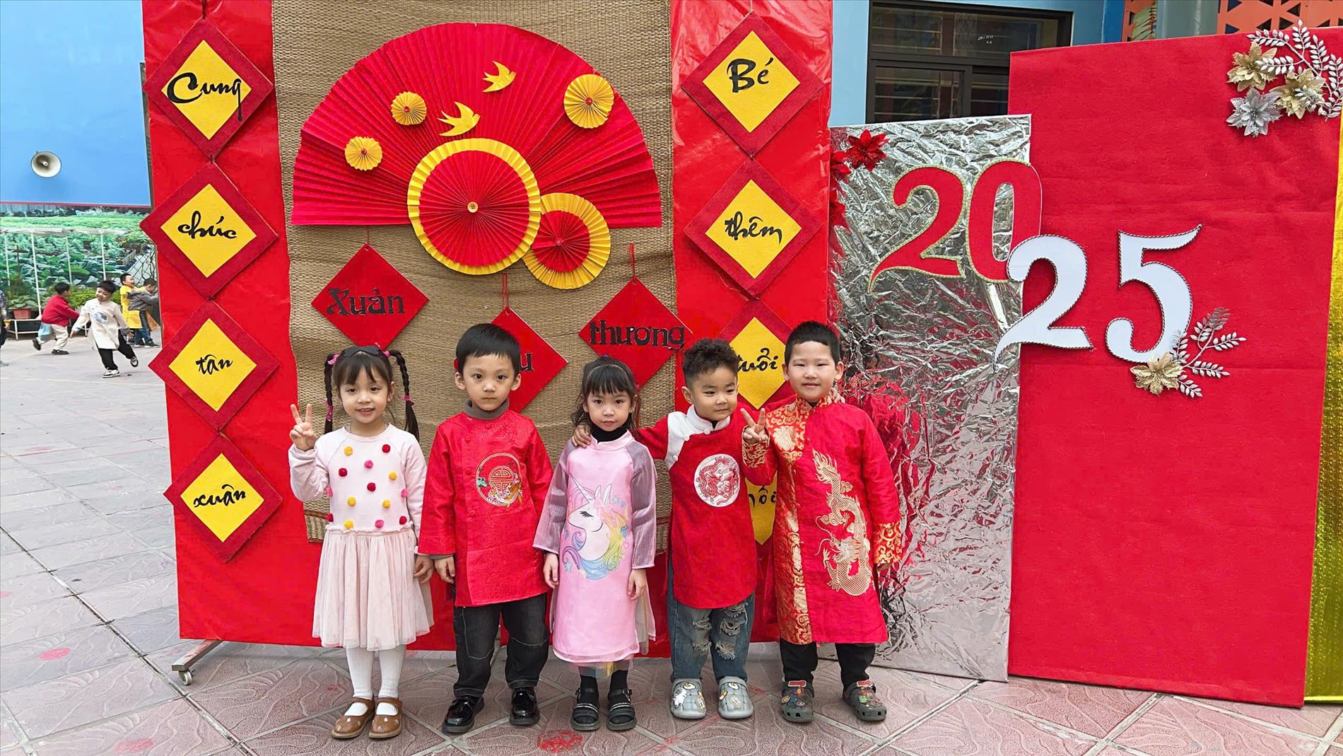 Các bé lớp B3 tham gia hội chợ Xuân Ất Tỵ 2025