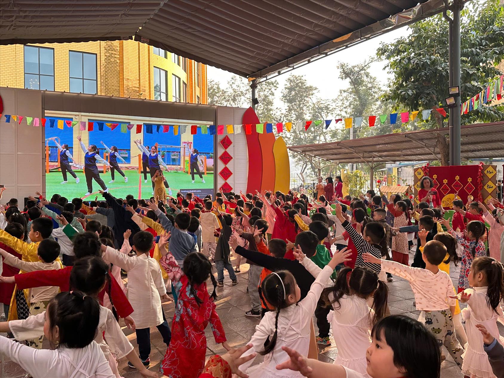 Các bé lớp B2 tham gia liên hoan " Bé khỏe - bé ngoan" cấp trường