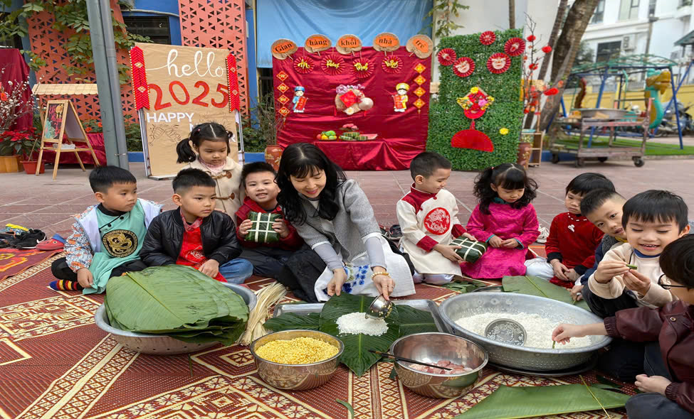Trường mầm non Tuổi Hoa tổ chức lễ hội "Gói bánh chưng"