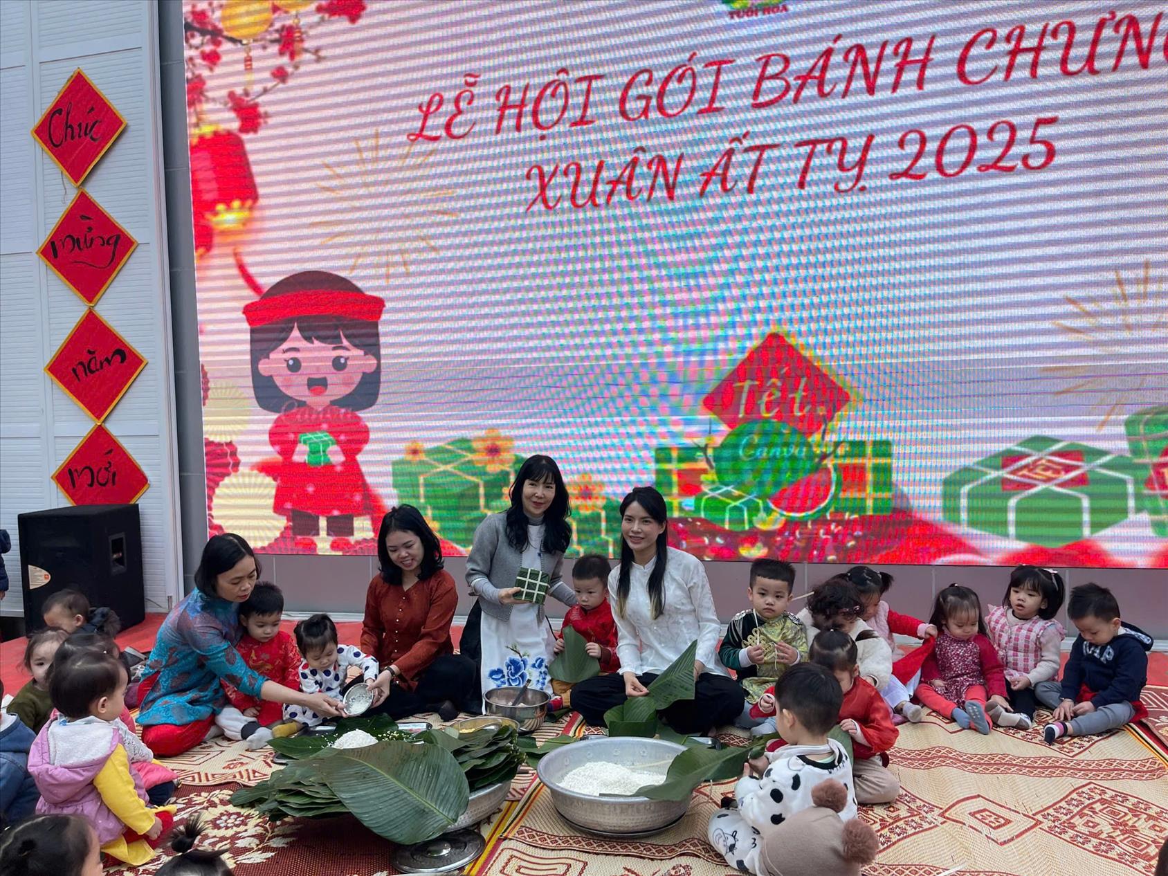 Các bạn nhỏ lớp nhà trẻ D2 tham gia "Lễ hội gói bánh chưng" tại trường mầm non Tuổi Hoa
