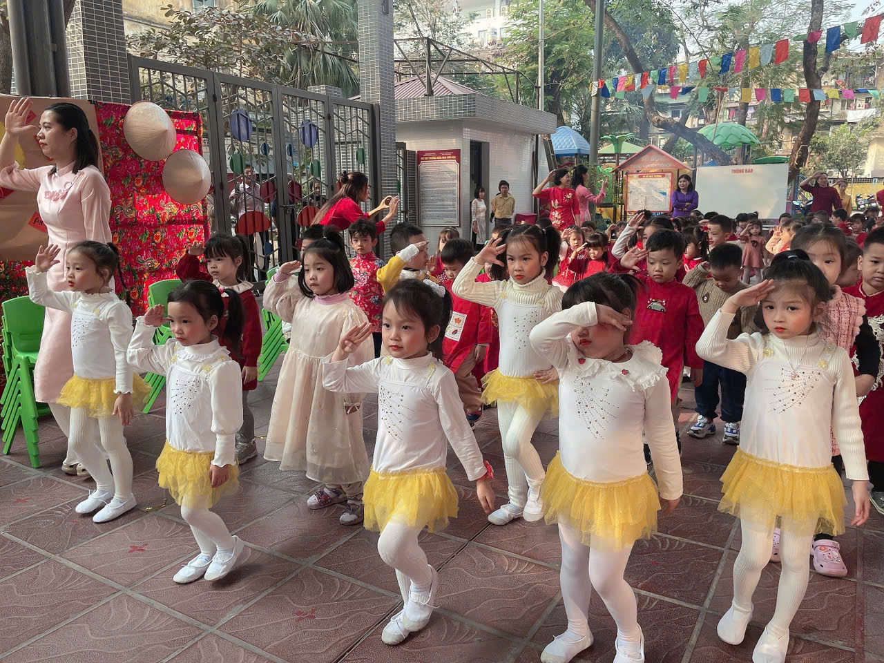 Các bé lớp MGN B4  tham gia liên hoan " Bé khỏe - bé ngoan"