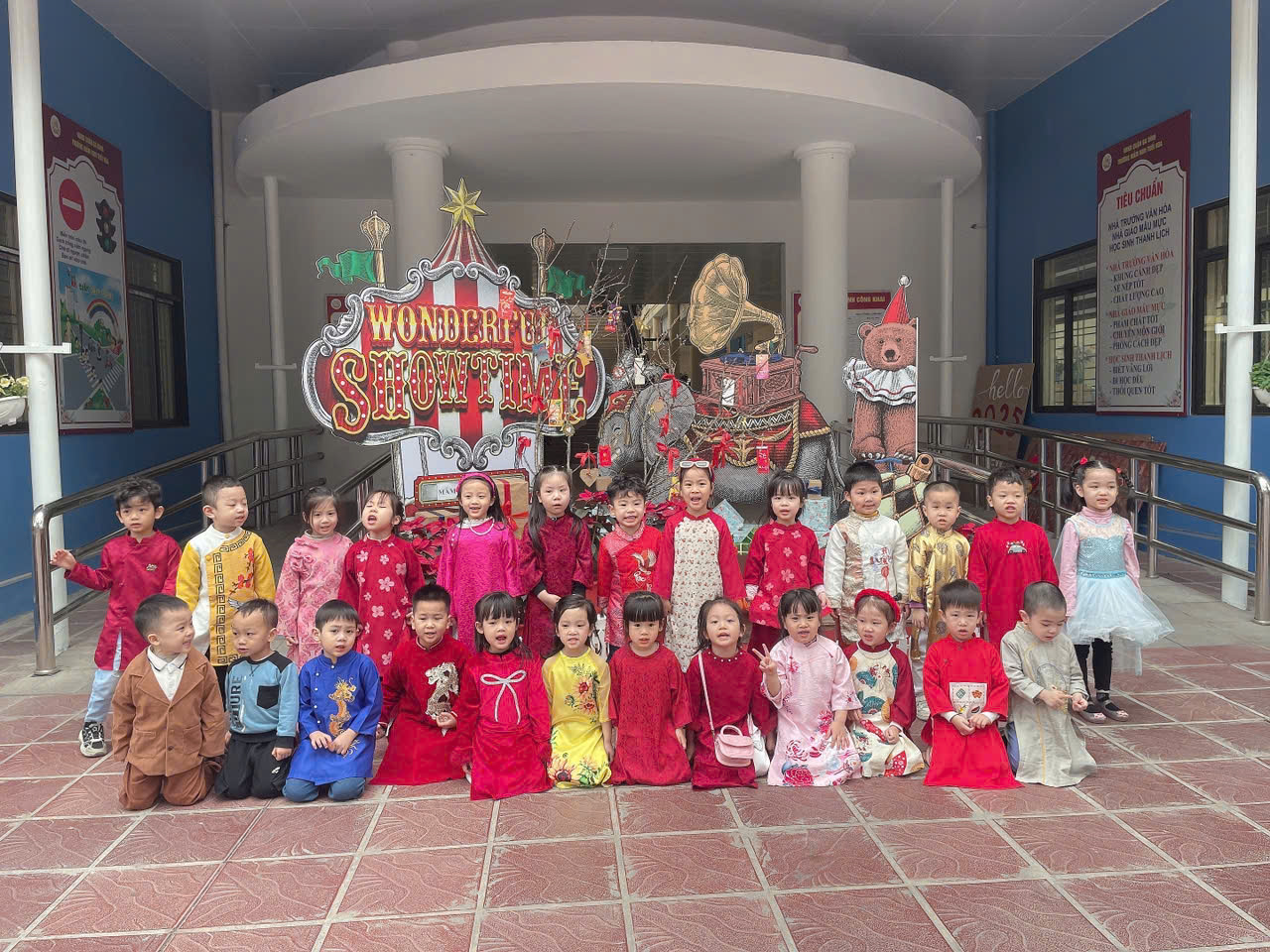 Các bé lớp MG nhỡ B4 tham gia hội chợ Xuân Ất Tỵ