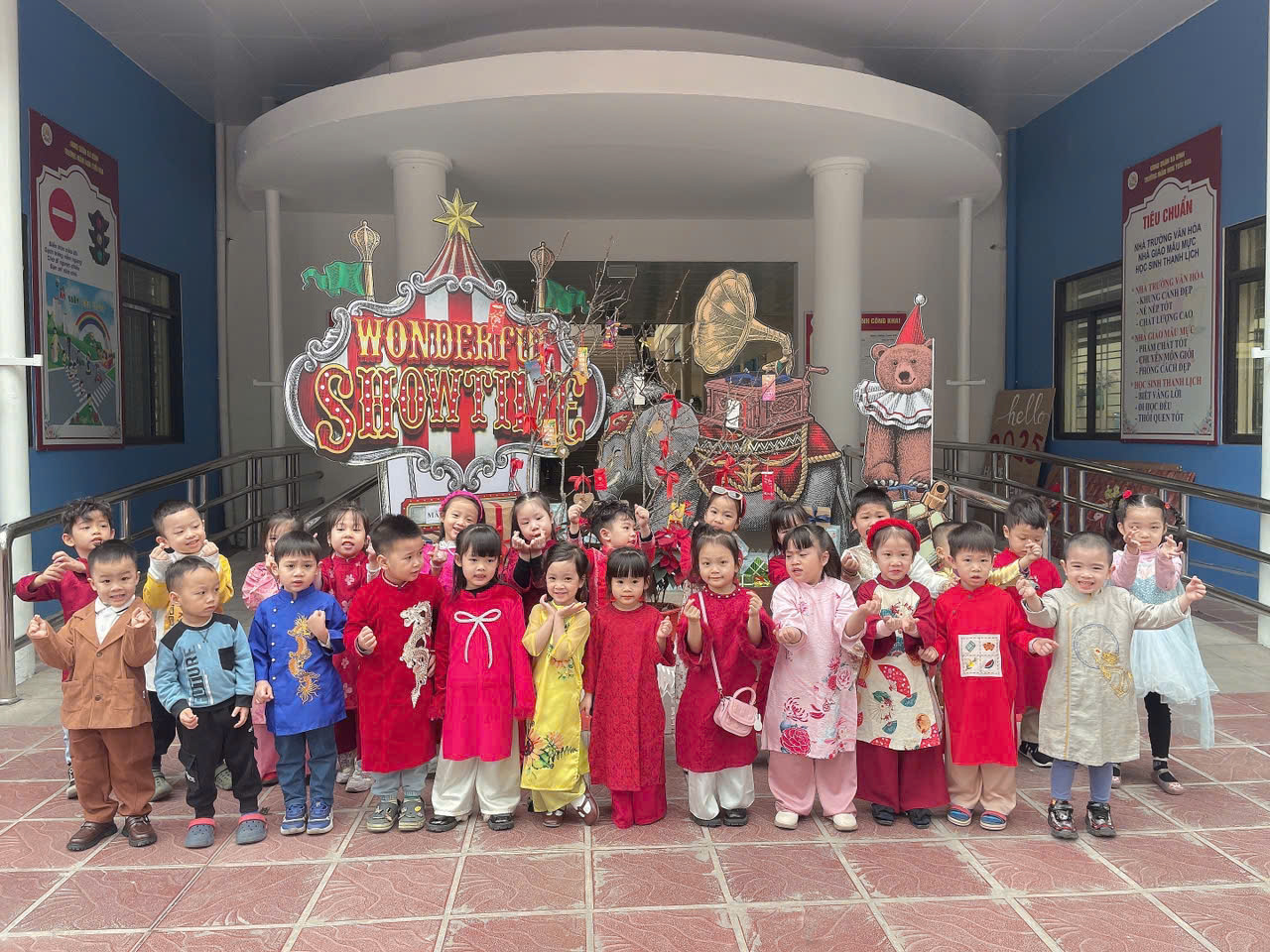 Các bạn nhỏ lớp mẫu giáo nhỡ B4 tham gia " Lễ hội gói bánh chưng "