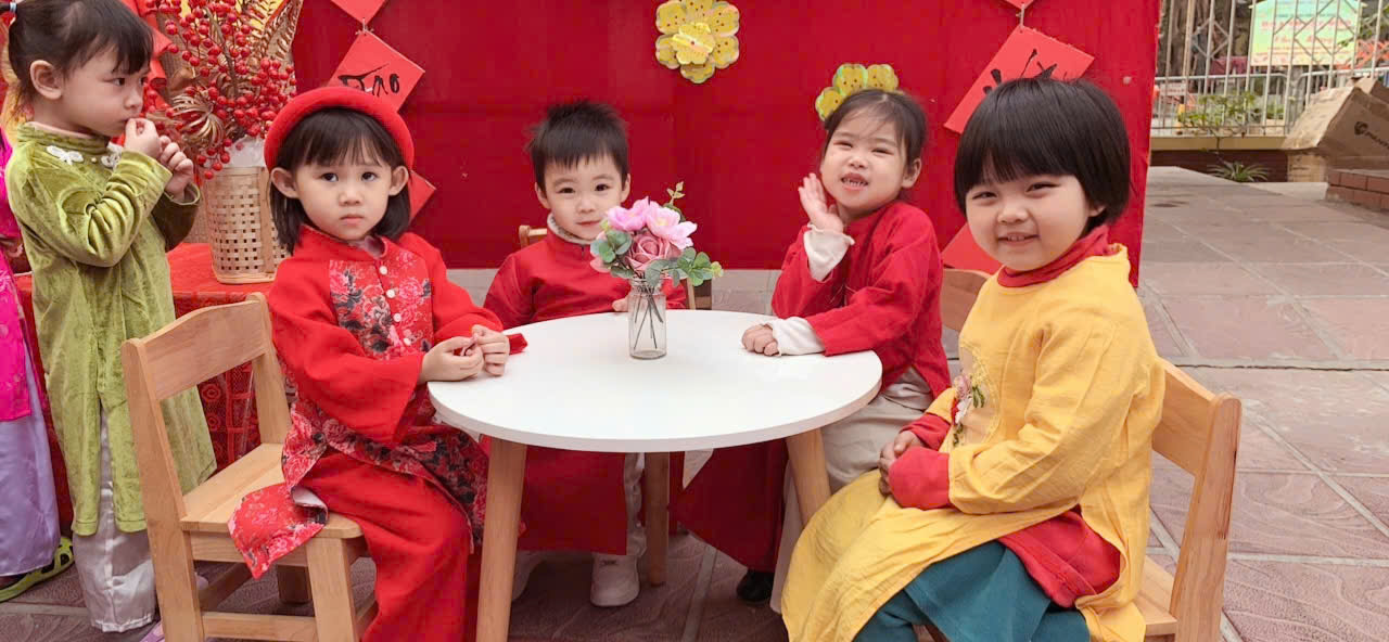 Các bé Lớp MGB C2 đi "hội chợ xuân" Trường Mầm non Tuổi Hoa